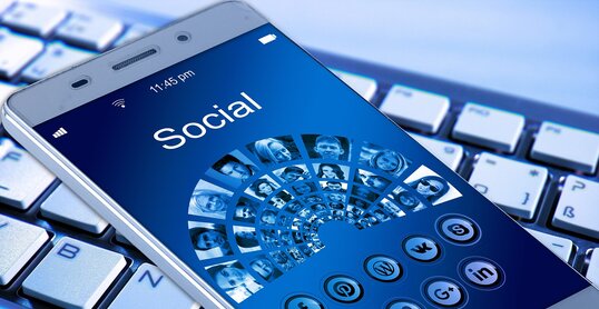 Handyscreen mit social media icons